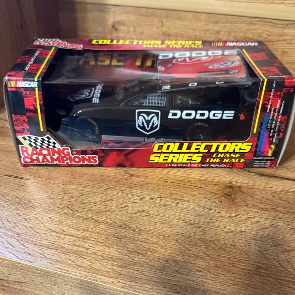 Dodge Collectors Series 1:24 Scale Die-Cast Car CHASE THE RACE